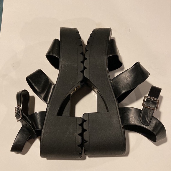 Soda Account Black Chunky Lug Sole Platform Sandals Size 10 NWOB - Picture 7 of 12